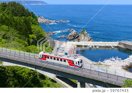 夏の三陸復興国立公園を走る三陸鉄道。田野畑、岩手、日本。 59707435
