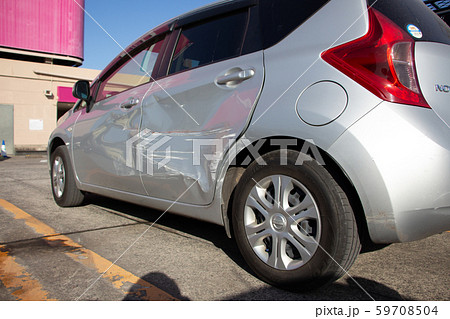 事故に遭った車 車の傷 当て逃げの写真素材