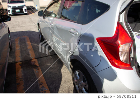 事故に遭った車 車の傷 当て逃げの写真素材