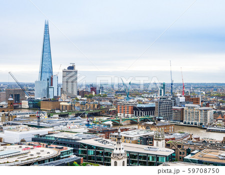 ロンドン　ザ・シャードとテムズ川沿いの町並み 59708750