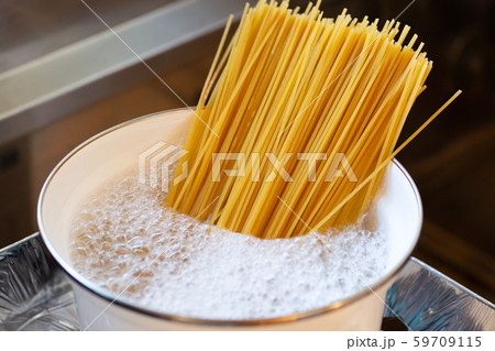 パスタ　茹でる 59709115