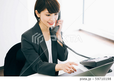 オフィスで電話対応をする女性　 59710198