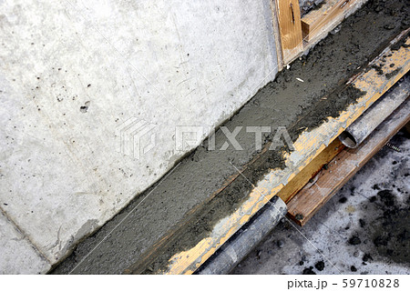 型枠に流し込んだコンクリート 59710828