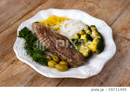 Grilled cooked beef meat, broccoli, vegetable 59711495