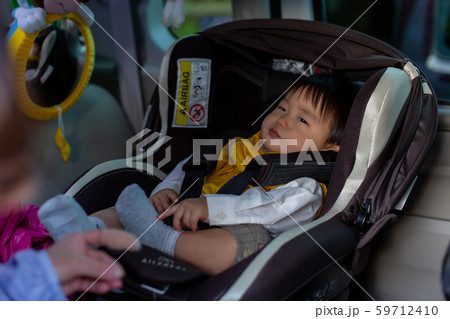 チャイルドシートに座る赤ちゃん チャイルドシートに座る赤ちゃん 59712410