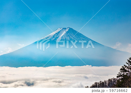 青空と雲の上の富士山 59716662