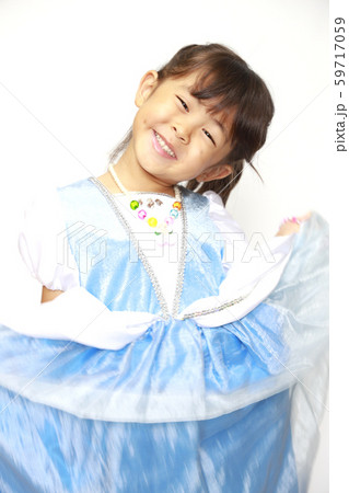 ドレスを着る幼児(4歳児) 59717059