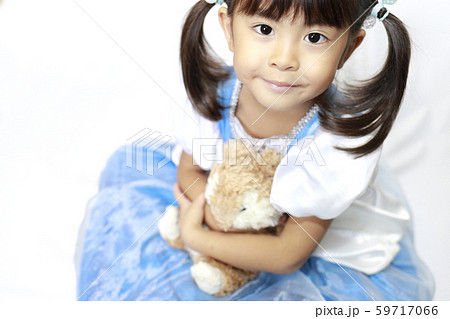 ドレスを着てぬいぐるみを抱える幼児 4歳児 の写真素材