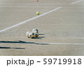 土のグラウンドとサッカーボール 59719918
