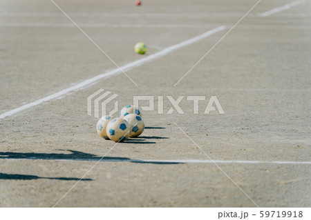 土のグラウンドとサッカーボール 土のグラウンドとサッカーボール 59719918