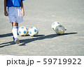 土のグラウンドにサッカー少年とサッカーボール 59719922