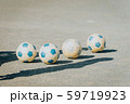 土のグラウンドにサッカーボール4個 59719923
