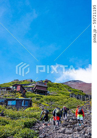 富士山吉田ルート七合目の山小屋と登山客 富士山吉田ルート七合目の山小屋と登山客 59721195