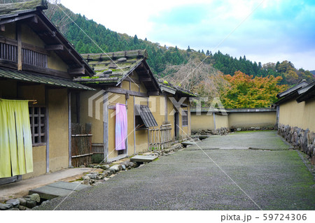一乗谷朝倉遺跡 復元街並み 武家屋敷 紅葉 一乗谷朝倉遺跡 復元街並み 武家屋敷 紅葉 59724306