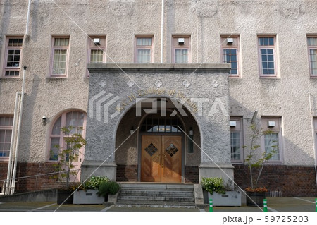 倉敷中央看護専門学校・アーチ型の玄関ポーチ 59725203