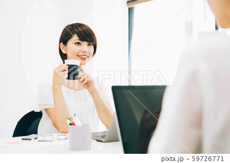 同僚と雑談する女性 同僚と雑談する女性 59726771