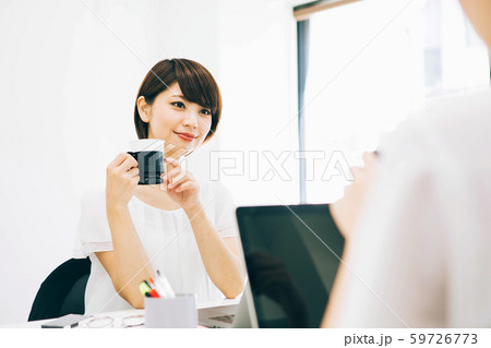 同僚と雑談する女性 同僚と雑談する女性 59726773