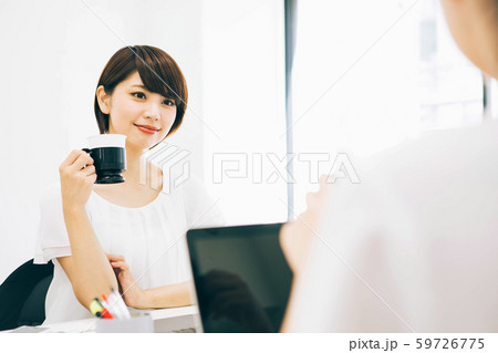 同僚と雑談する女性 59726775