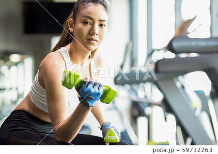 女性　フィットネス　ダンベル 59732263
