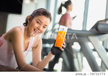 女性　フィットネス　水分補給 59732773