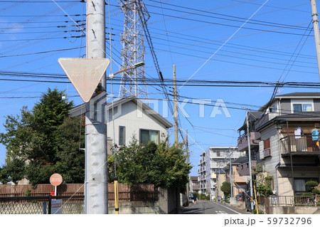 劣化して字が消えている道路標識 59732796