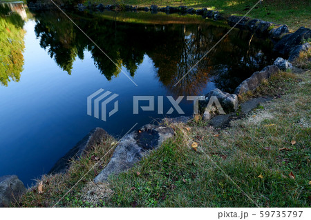 美しい日本の風景 池の紅葉 秋の写真 水面に映る紅葉 美しい日本の風景 池の紅葉 秋の写真 水面に映る紅葉 59735797