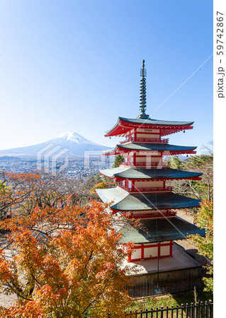 秋の新倉山浅間公園と富士山 59742867