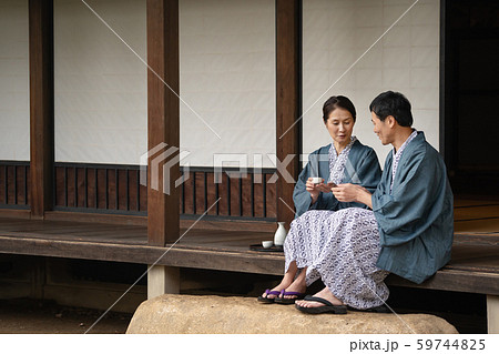 ミドル夫婦 温泉旅行 浴衣 旅館 イメージ 59744825