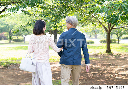 ミドル 夫婦 旅行 新緑 カップルイメージ ミドル 夫婦 旅行 新緑 カップルイメージ 59745143
