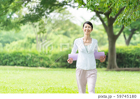 ヨガ 美容 屋外 ミドル女性 ビューティーイメージ 59745180