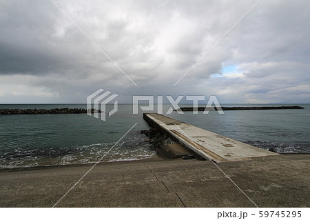 晩秋の富山県富山市　八重津浜海水浴場 59745295
