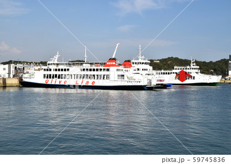 宇野港　停泊中の高松行きフェリーと出港する直島行きフェリー 59745836