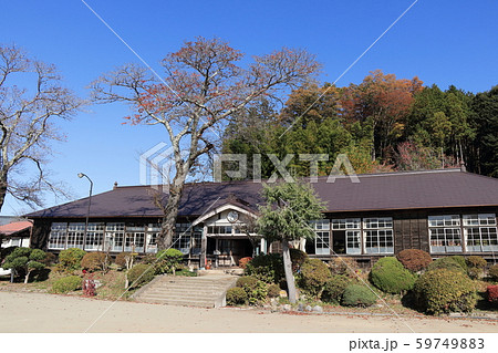 山里の木造校舎 59749883