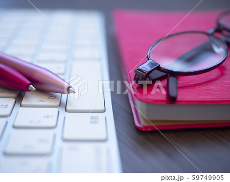 ビジネスイメージ・手帳・PC・メガネ・女性 59749905