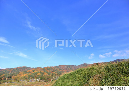 長野県松本市 山がちな風景 59750031