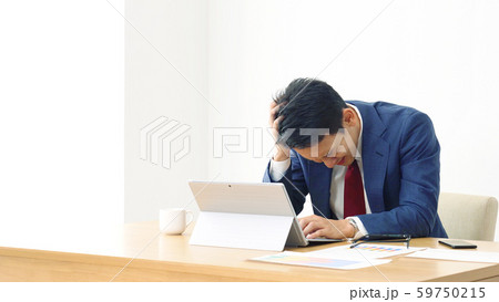 悩むビジネスマン 59750215