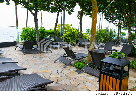 マリーナベイサンズホテルの屋上プールサイド脇にあるデッキチェア達 59752376