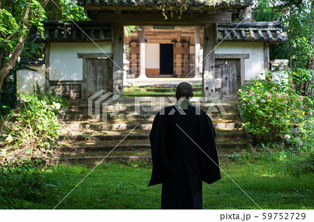 新緑と僧侶 59752729