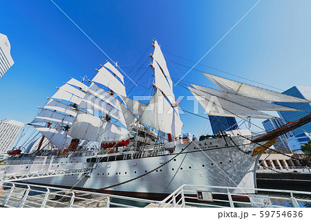 横浜　みなとみらいの帆船日本丸　（総帆展帆） 59754636