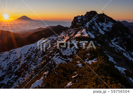 南アルプス　塩見岳山頂からの眺望　（塩見岳東峰と富士山） 59756504