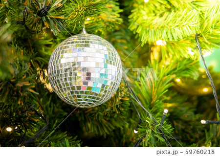 Gold Christmas background of de-focused lights 59760218