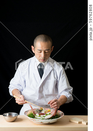 刺身を盛り付ける板前 刺身を盛り付ける板前 59762808