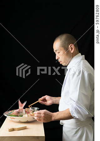 刺身を盛り付ける板前 刺身を盛り付ける板前 59762809