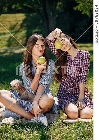Elegant and stylish girls in a spring park 59763024