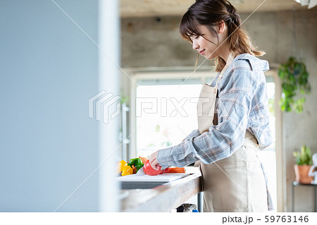 女子力　料理　家庭的イメージ 59763146