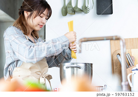 女子力　料理　家庭的イメージ 59763152