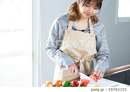 女子力　料理　家庭的イメージ 59763155