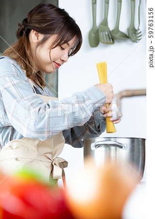 女子力　料理　家庭的イメージ 59763156