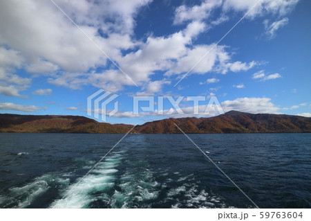 紅葉の十和田湖 59763604