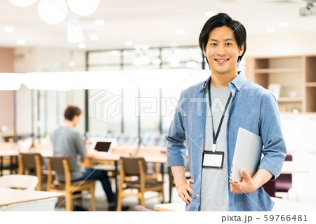 オフィス　ビジネスマン　ビジネス　パソコン　エンジニア 59766481